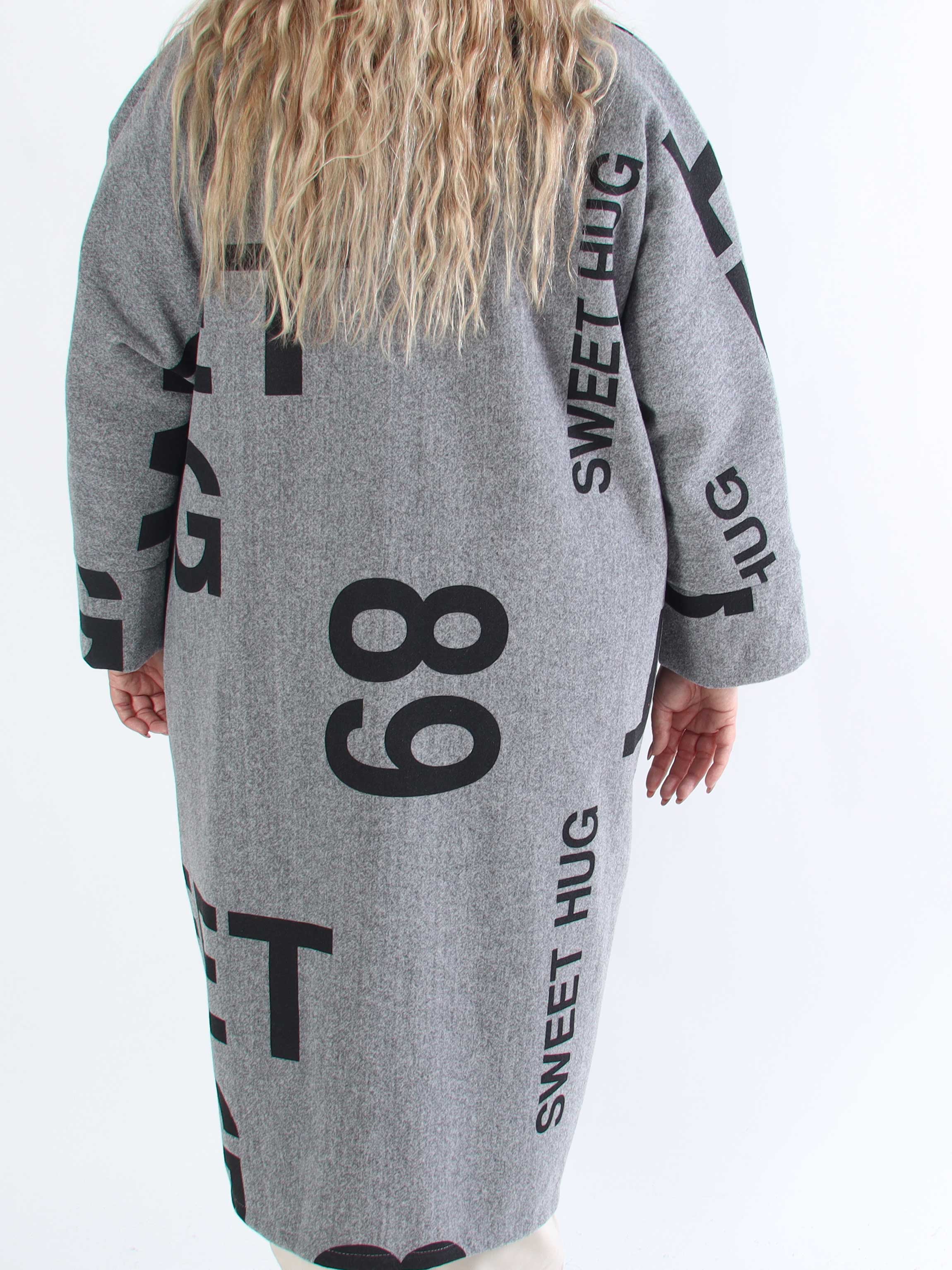 Annah Graphic - Plus size kappa med tydliga sömmar och text
